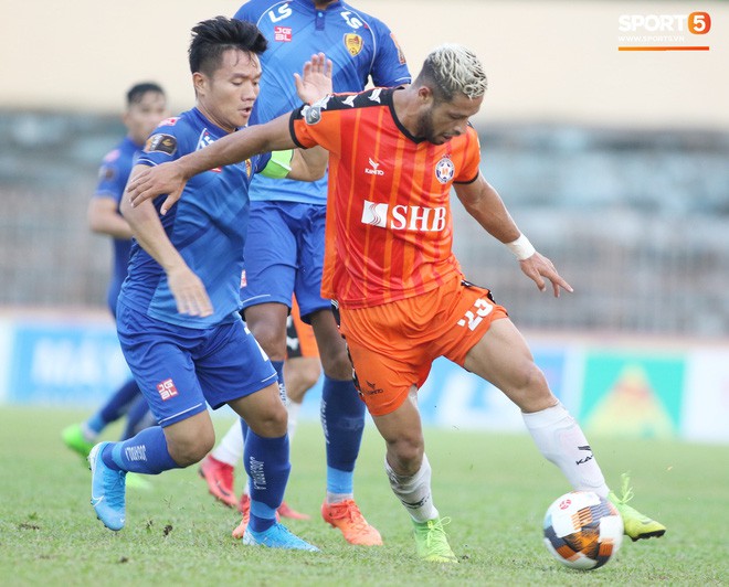 Máu đổ ròng ròng trên mặt trung vệ U22 Việt Nam trong trận đấu ở vòng 23 V.League 2019 - Ảnh 4.