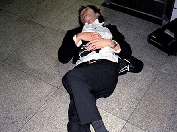 Chùm ảnh về các doanh nhân ngủ trên đường phố mô tả chân thực về văn hóa làm việc khắc nghiệt nhất thế giới của Nhật Bản - Ảnh 32.