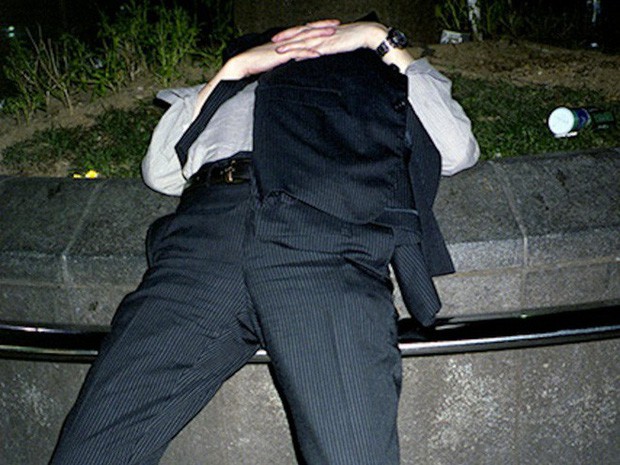 Chùm ảnh về các doanh nhân ngủ trên đường phố mô tả chân thực về văn hóa làm việc khắc nghiệt nhất thế giới của Nhật Bản - Ảnh 35.