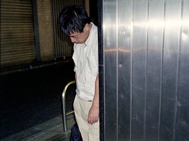 Chùm ảnh về các doanh nhân ngủ trên đường phố mô tả chân thực về văn hóa làm việc khắc nghiệt nhất thế giới của Nhật Bản - Ảnh 42.