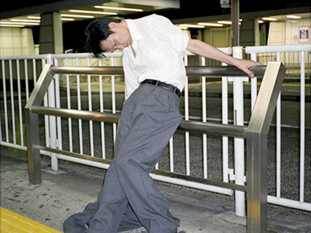 Chùm ảnh về các doanh nhân ngủ trên đường phố mô tả chân thực về văn hóa làm việc khắc nghiệt nhất thế giới của Nhật Bản - Ảnh 7.
