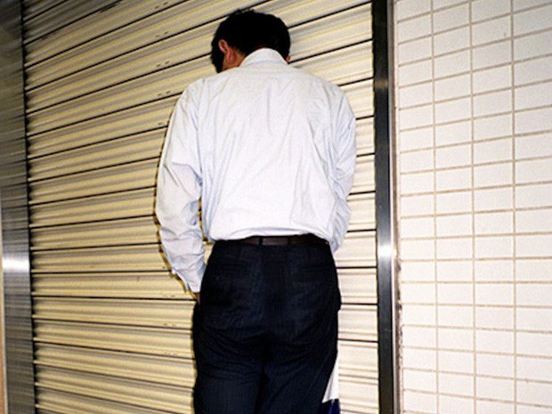 Chùm ảnh về các doanh nhân ngủ trên đường phố mô tả chân thực về văn hóa làm việc khắc nghiệt nhất thế giới của Nhật Bản - Ảnh 61.
