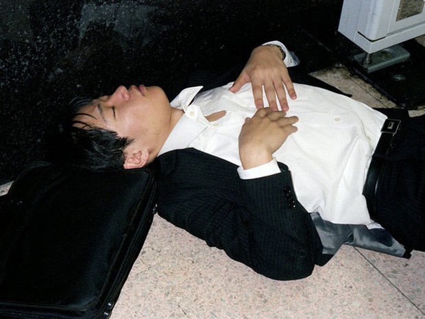 Chùm ảnh về các doanh nhân ngủ trên đường phố mô tả chân thực về văn hóa làm việc khắc nghiệt nhất thế giới của Nhật Bản - Ảnh 9.