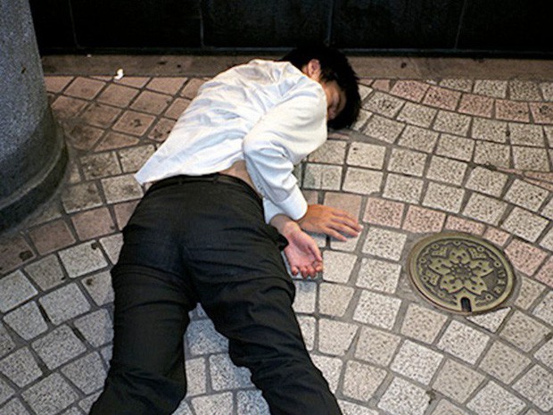 Chùm ảnh về các doanh nhân ngủ trên đường phố mô tả chân thực về văn hóa làm việc khắc nghiệt nhất thế giới của Nhật Bản - Ảnh 10.
