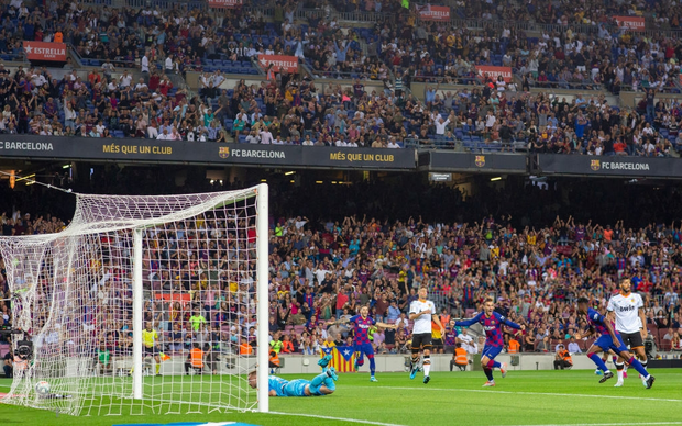Thần đồng 16 tuổi của Barca tỏa sáng với cột mốc chưa từng xảy ra trong lịch sử La Liga, giúp đội nhà vùi dập Valencia - Ảnh 3.