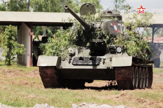 [ẢNH] Xe tăng T-34-85 Nga nhận lại từ Lào biểu diễn sức mạnh trên thao trường - Ảnh 4.