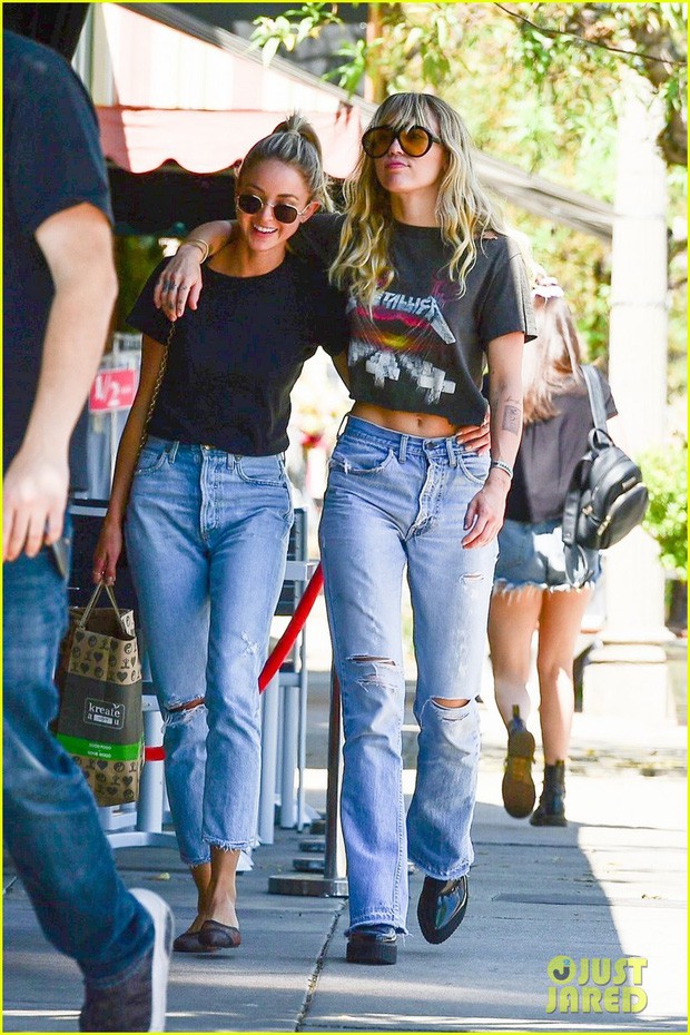 Miley Cyrus và bạn gái tin đồn vô tư khoác vai nhau dạo phố, vòng eo sexy của Miley nổi bật nhất khung hình - Ảnh 6.
