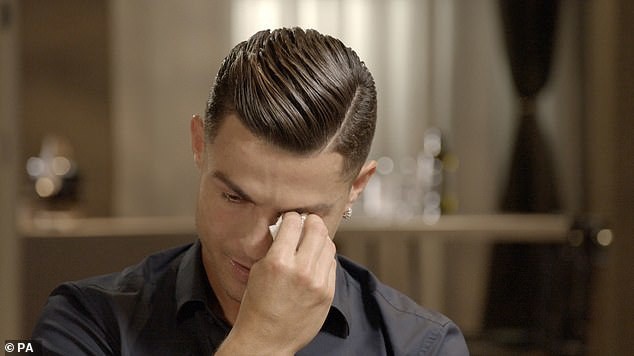 Ronaldo vỡ òa trong nước mắt ngay trên sóng truyền hình - Ảnh 2.