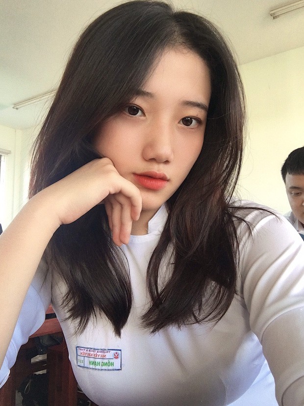 Hotgirl áo dài Đà Nẵng gây sốt bởi góc nghiêng cực giống Suzy, sở hữu hơn 12k follow Instagram và hàng chục clip triệu view - Ảnh 1.