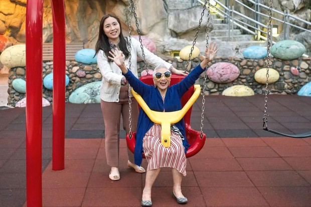 “Bà ngoại gân nhất Hong Kong: 96 tuổi trở thành người mẫu nổi tiếng được nhiều thương hiệu săn đón và cách sống “hãy là chính mình” đáng học hỏi - Ảnh 11.