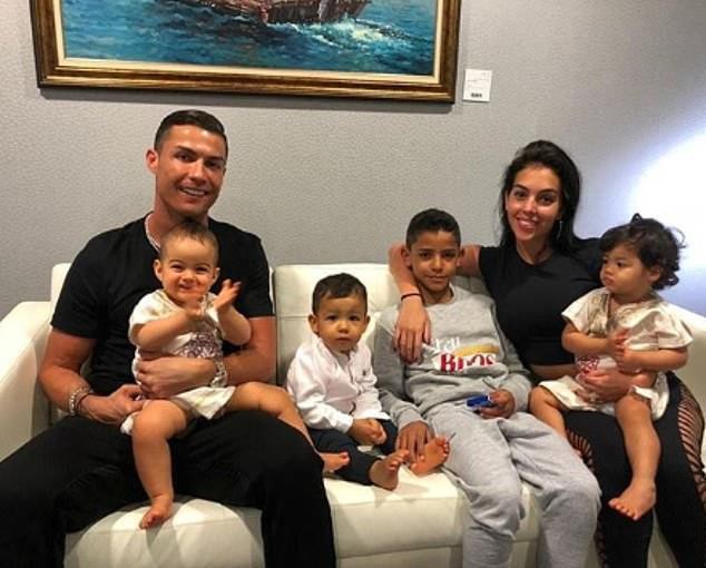 Ronaldo vỡ òa trong nước mắt ngay trên sóng truyền hình - Ảnh 4.