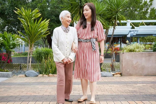 “Bà ngoại gân nhất Hong Kong: 96 tuổi trở thành người mẫu nổi tiếng được nhiều thương hiệu săn đón và cách sống “hãy là chính mình” đáng học hỏi - Ảnh 10.