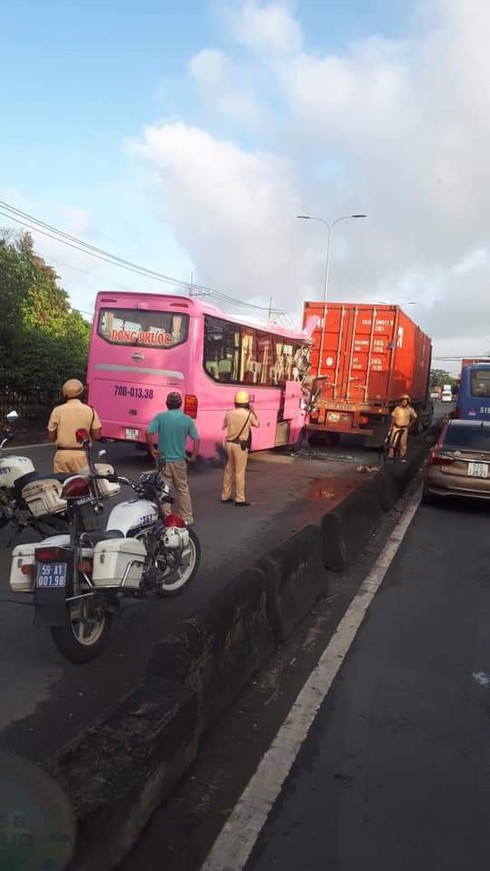 TP.HCM: Xe khách tông vào đuôi xe container khiến nhiều người bị thương - Ảnh 2.