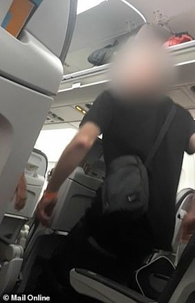 Người đàn ông dọa cắt cổ tiếp viên trên máy bay trong lúc tức giận - Ảnh 2.
