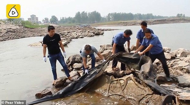 Cảnh sát phơi bày sự thật về quái vật hồ Loch Ness phiên bản Trung Quốc từng khiến bao người khiếp sợ - Ảnh 4.