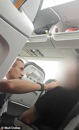 Người đàn ông dọa cắt cổ tiếp viên trên máy bay trong lúc tức giận - Ảnh 3.