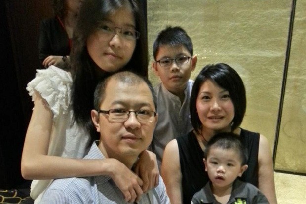 5 năm sau thảm kịch máy bay MH17, gia đình của nữ tiếp viên hàng không chật vật vượt qua nỗi đau trong cảnh gà trống nuôi 3 con - Ảnh 1.