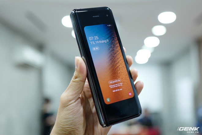 Quan tâm iPhone 11 làm gì, xem Galaxy Fold vừa mới về Việt Nam đây này! - Ảnh 1.