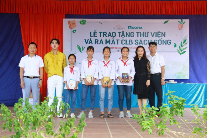 Học sinh Hùng Sơn phát cuồng vì món quà từ Quang Hải và Đoàn Văn Hậu - Ảnh 2.