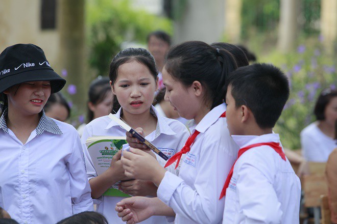 Học sinh Hùng Sơn phát cuồng vì món quà từ Quang Hải và Đoàn Văn Hậu - Ảnh 6.