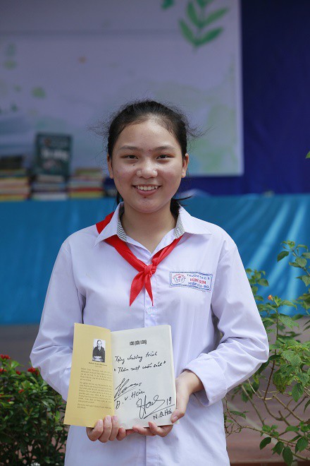 Học sinh Hùng Sơn phát cuồng vì món quà từ Quang Hải và Đoàn Văn Hậu - Ảnh 5.