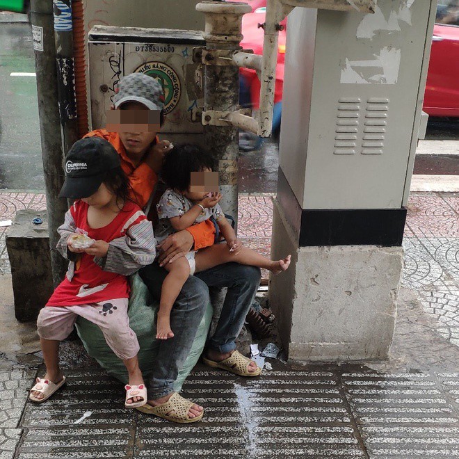 Hành động của 3 bố con lượm ve chai giữa phố Sài Gòn khiến 1 người Malaysia xúc động và ấn tượng - Ảnh 2.