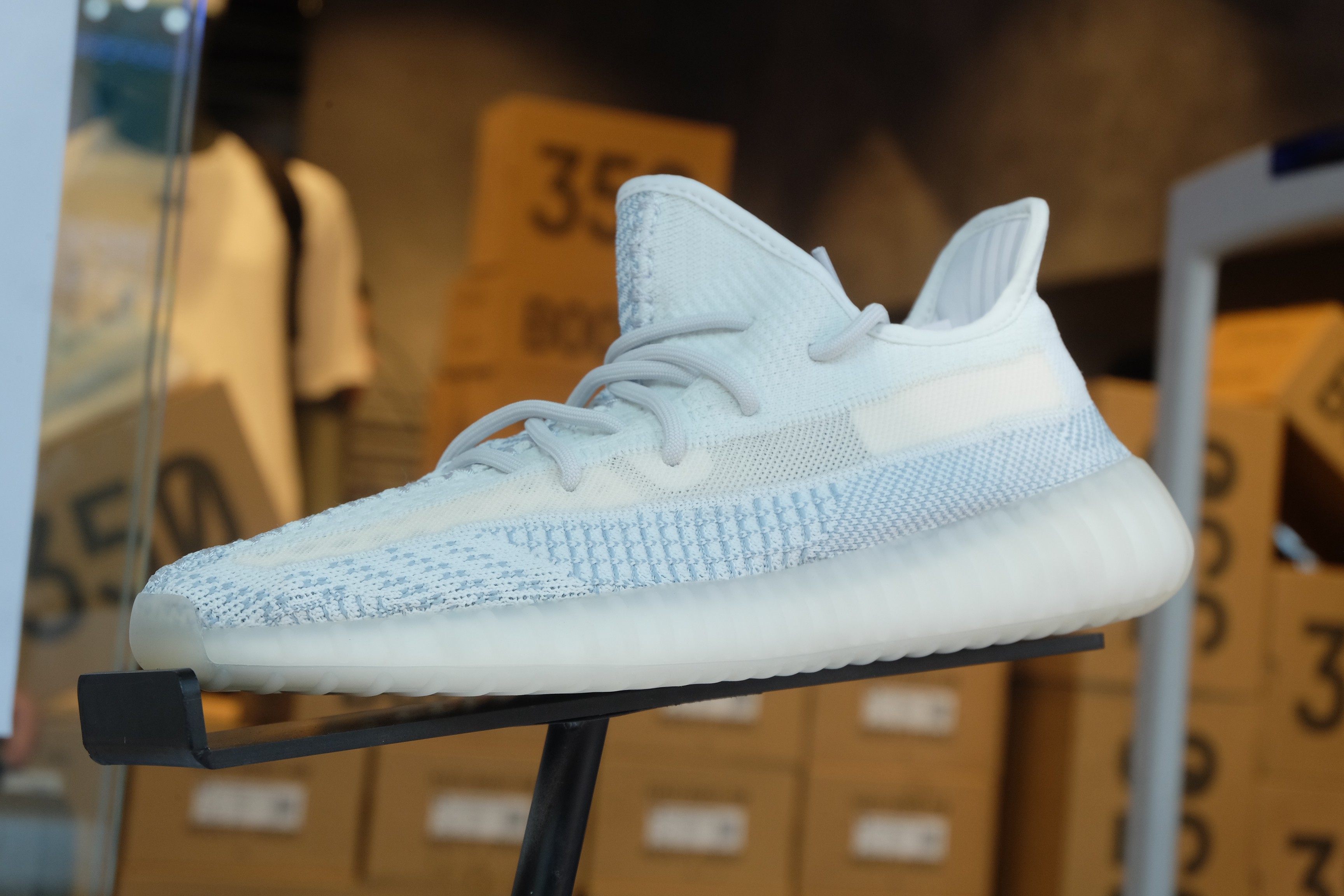 Adidas Yeezy Boost 350 V2 phi mu Cloud White m bn sng nay, gi sang  tay 11 triu ng
