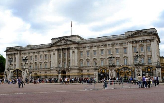 Quán bar trong Cung điện Buckingham từng bị đóng cửa vì lý do này - Ảnh 1.