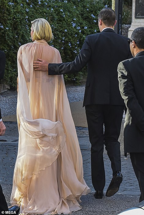 Chạm trán với con gái Tổng thống Mỹ, Meghan Markle chơi sang diện váy gần 300 triệu đi ăn cưới giữa rừng ngôi sao nhưng vẫn bị chê tơi tả - Ảnh 13.