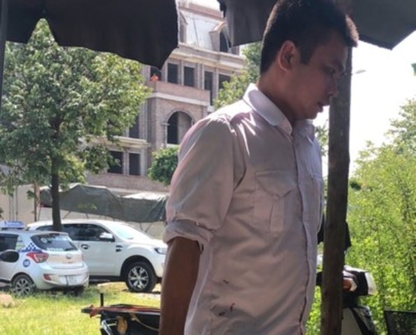 Lật xe bồn ở Bắc Ninh, tài xế hoảng loạn bò ra từ taxi bị đè nát - Ảnh 1.