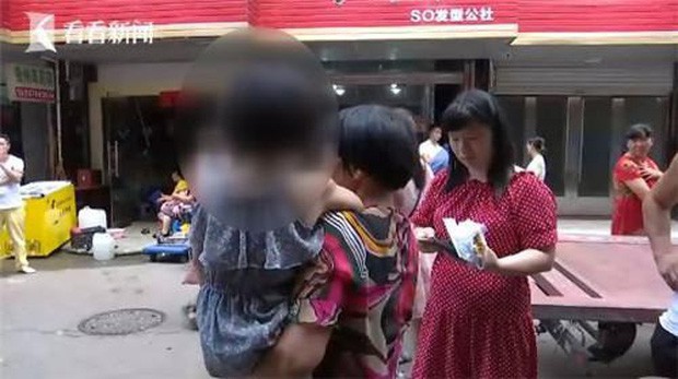 Đang đi chợ, người phụ nữ bất ngờ bị xe 3 gác tông trọng thương, sau khi cảnh sát đến nơi mới bất ngờ với kẻ gây tai nạn - Ảnh 4.