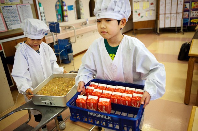 Tận mắt chứng kiến bữa trưa của học sinh Nhật Bản, càng thêm ngưỡng mộ đất nước này đối với thế hệ tương lai - Ảnh 1.