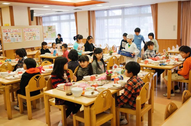 Tận mắt chứng kiến bữa trưa của học sinh Nhật Bản, càng thêm ngưỡng mộ đất nước này đối với thế hệ tương lai - Ảnh 9.