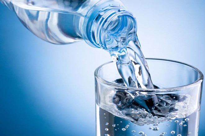 Tiến sĩ Nam khoa cảnh báo: 3 thói quen uống nước phá hỏng thận, rất nhiều người mắc - Ảnh 3.