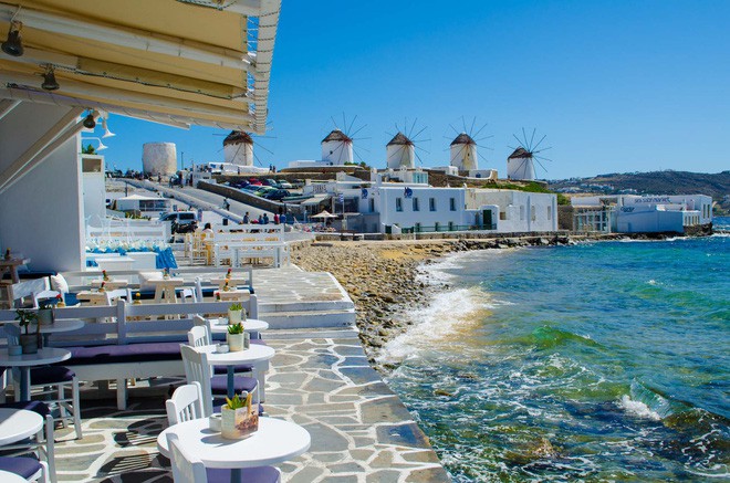 Đảo Mykonos - Thiên đường đốt tiền của giới siêu giàu: ‘Sương sương’ thuê lều nhỏ trên bãi biển thôi cũng ngốn hơn 100 triệu đồng - Ảnh 3.