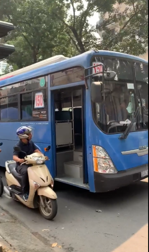 Đình chỉ tài xế xe buýt bấm còi, ép xe, phun nước miếng ở trung tâm Sài Gòn - Ảnh 1.