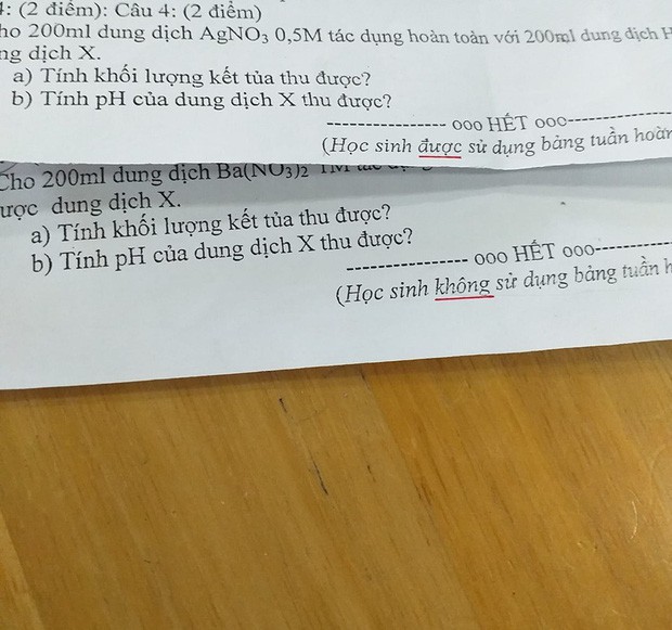 Chỉ thay đổi 1 từ rất nhỏ trong tờ đề kiểm tra, giáo viên khiến học sinh khốn đốn vì chẳng biết được dùng tài liệu hay không - Ảnh 1.