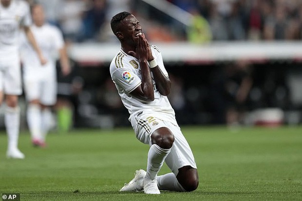 Sao trẻ quỳ xuống sân khóc nức nở sau khi ghi bàn thắng đầu tiên cho Real Madrid sau 7 tháng tịt ngòi - Ảnh 2.