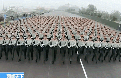 Binh sĩ Trung Quốc gây bão mạng vì tuyệt chiêu: Bịt mắt vẫn bồng súng đi thẳng hàng - Ảnh 4.