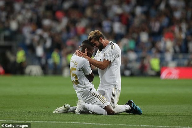 Sao trẻ quỳ xuống sân khóc nức nở sau khi ghi bàn thắng đầu tiên cho Real Madrid sau 7 tháng tịt ngòi - Ảnh 3.