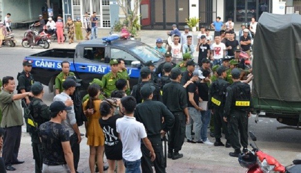 Vụ 100 cảnh sát đột kích karaoke Paradise: Chân dài và những dân chơi xăm trổ - Ảnh 7.