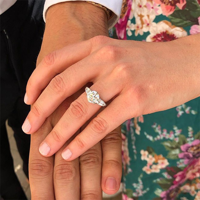 Công chúa Anh đính hôn với triệu phú bất động sản, công bố ảnh chính thức, nghi đạo phong cách của Meghan Markle - Ảnh 2.