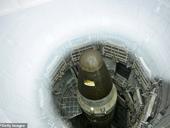 Máy bay do thám Nga thảnh thơi chụp ảnh căn cứ tên lửa hạt nhân tối mật của Mỹ - Ảnh 3.