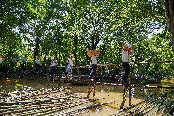 Hành trình trao sách quý nơi kênh rạch chằng chịt Đồng bằng Sông Cửu Long - Ảnh 12.