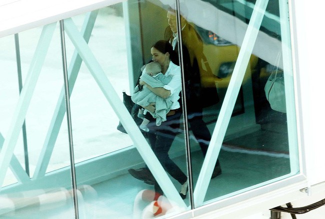 Meghan Markle một mình bế bé Archie ra sân bay, nhìn cách nàng dâu hoàng gia bế con ai cũng ngán ngẩm - Ảnh 1.