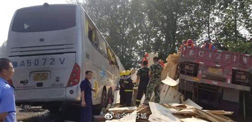 Xe buýt nổ lốp đâm vào xe tải trên cao tốc Trung Quốc, ít nhất 36 người chết - Ảnh 1.