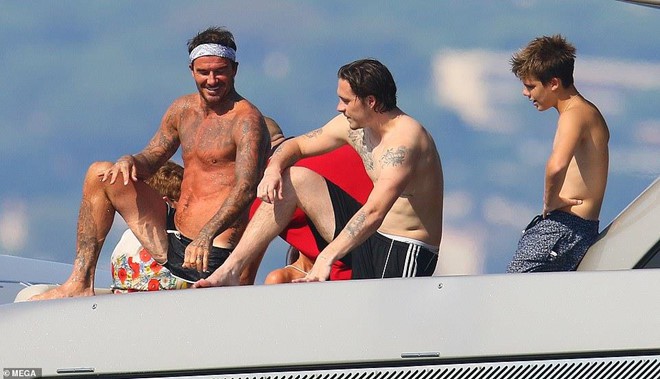 Ngoại hình trái ngược của Leonardo DiCaprio và David Beckham ở tuổi U50 - Ảnh 2.