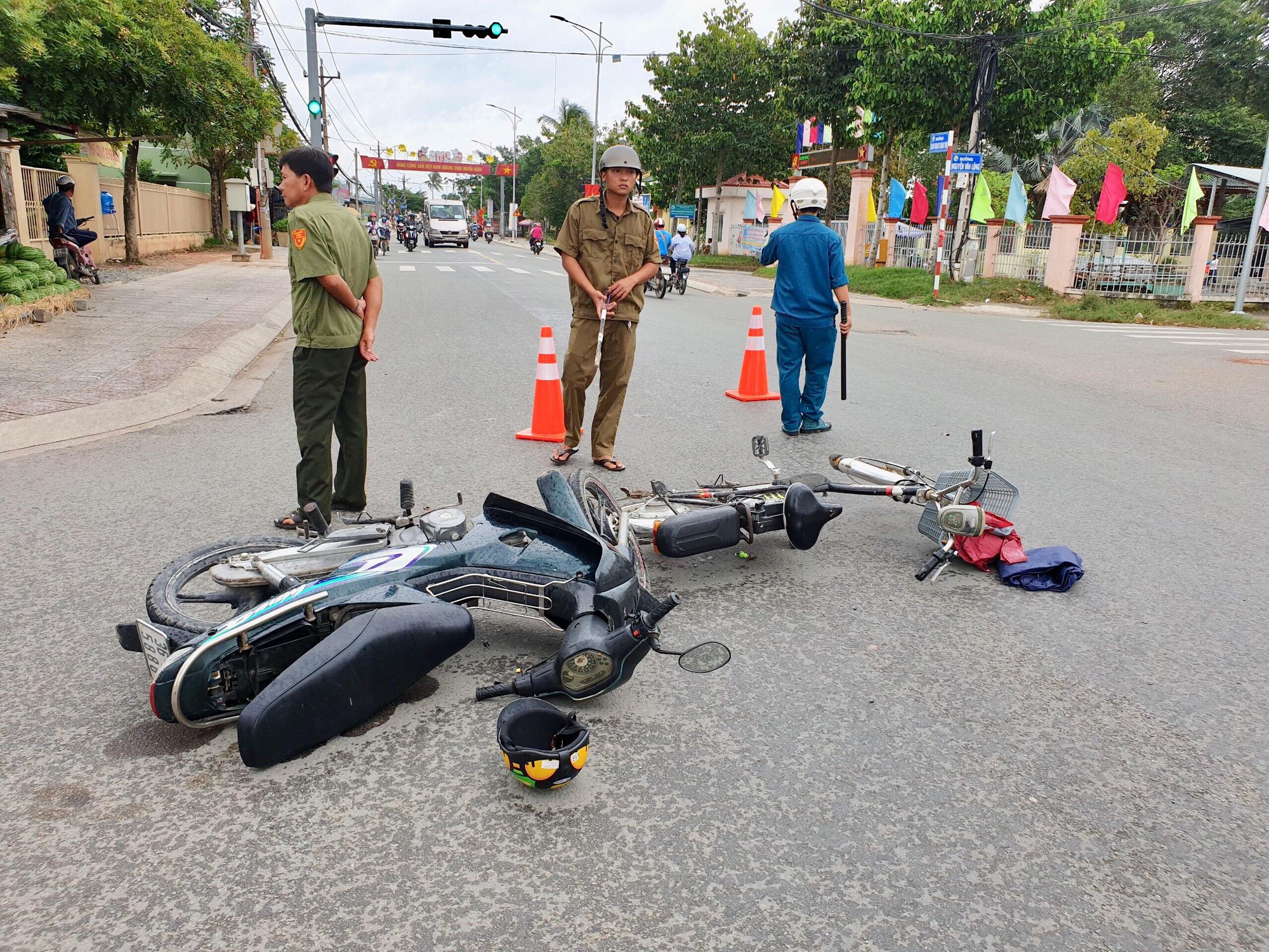 Video Xe máy điện chở 3 học sinh lao từ ngõ ra va chạm với xe ben trong  vụ tai nạn tại Cao Bằng