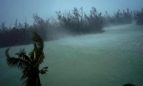 Bão Dorian quần thảo Bahamas, thi thể người trôi nổi trên đường phố - Ảnh 2.