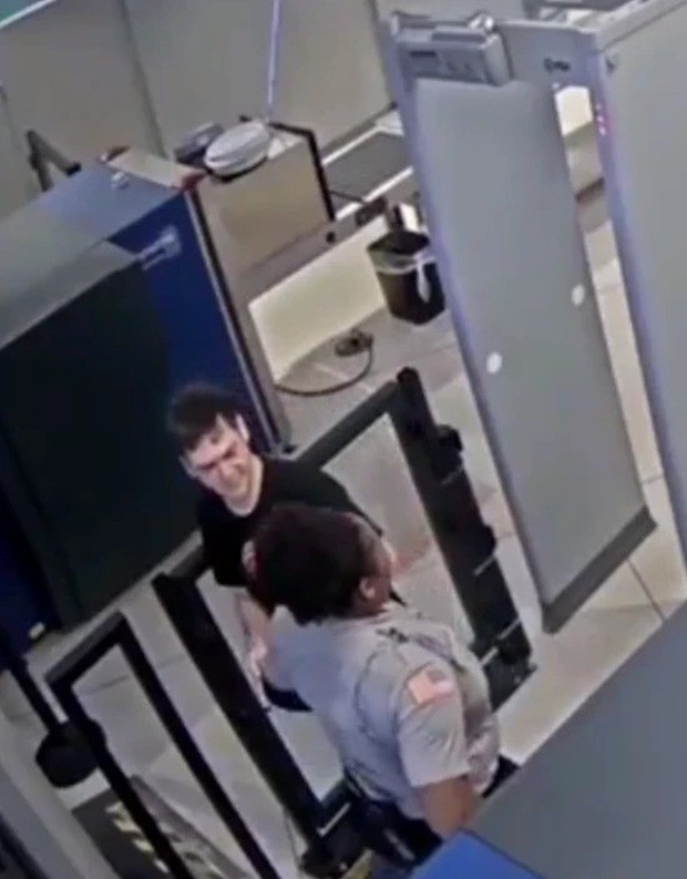 Nữ nhân viên sân bay Mỹ bày trò giễu cợt ngoại hình hành khách khiến dân mạng phẫn nộ - Ảnh 4.